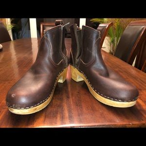 No 6 brown clog boots. Size 39.